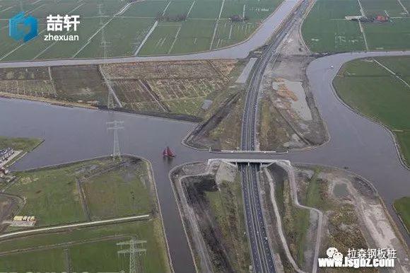 荷兰跨越公路的水道