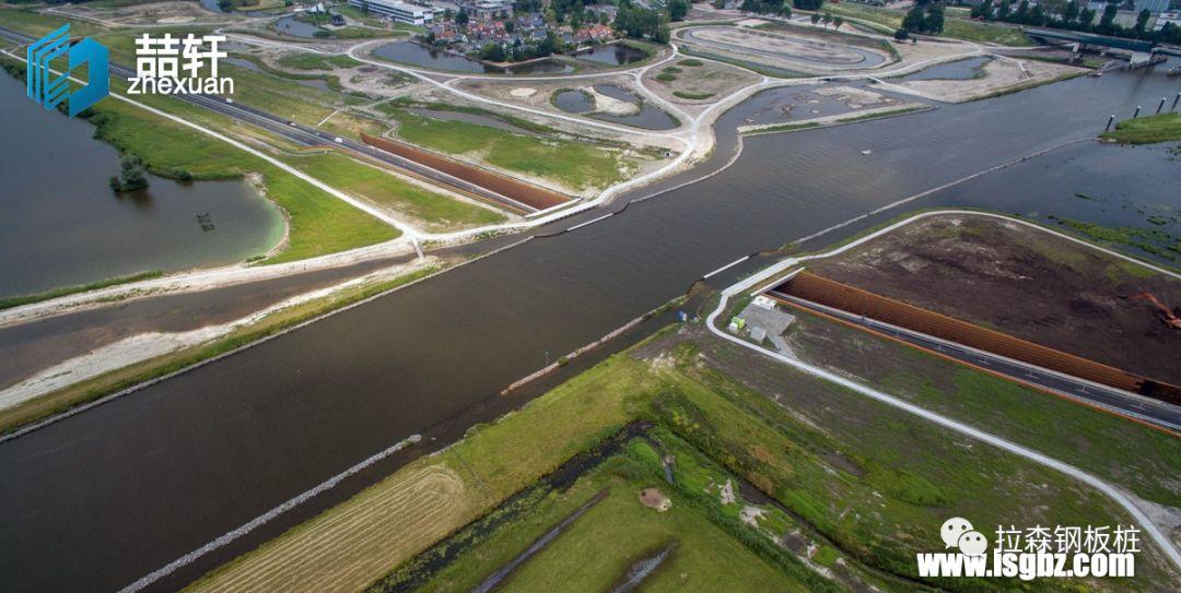 荷兰跨越公路的水道